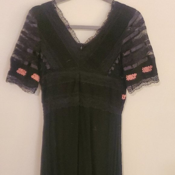 Mo Huan Yi Chu Black and Pink Lace Dress - Picture 2 of 3